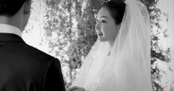 배우 최지우가 29일 서울 모처에서 1년여간 교제해온 연인과 ‘깜짝 결혼식’을 올렸다. 최지우의 소속사 YG엔터테인먼트는 예식이 끝난 후 최지우가 웨딩드레스 입은 사진을 공개했다. [사진 YG엔터테인먼트]