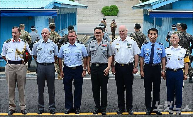 2017년 7월 27일 정전협정 64주년 기념행사를 마친 유엔사령부 토마스 버거슨(Thomas Bergeson, 왼쪽 세번째) 중장, 군사정전위원회 조영진 소장(왼쪽 네번째), 중립국감독위원회 앤더스 그런스타드(Anders Grenstad, 왼쪽 다섯번째) 스웨덴 대표 등 참석자들이 판문점을 배경으로 기념사진을 찍고 있다. (사진공동취재단)