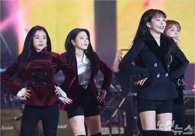 3일 평양 류경정주영체육관에서 열린 남북예술인의 연합무대 '우리는 하나' 공연에서 걸그룹 '레드벨벳'이 빨간맛을 부르고 있다. (사진=평양공연 사진공동취재단)