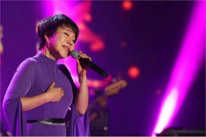 '사랑의 미로' '뒤늦은 후회'를 부른 남측예술단 가수 최진희 씨  (사진=공동취재단)