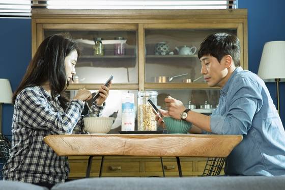 영화 '바람 바람 바람'의 송지효(사진 왼쪽)와 신하균/사진=NEW