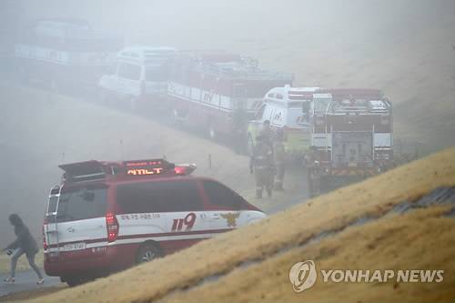 안개로 인한 F-15K 수색 난항 (칠곡=연합뉴스) 김준범 기자 = 5일 오후 경북 칠곡군 가산면 학하리 야산에 추락한 F-15K 전투기의 수색작업에 나선 소방대원들이 짙은 안개로 인해 난항을 겪고 있다.     psykims@yna.co.kr