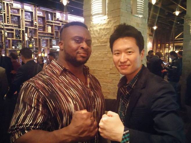 WWE 슈퍼스타 빅E(왼쪽)
