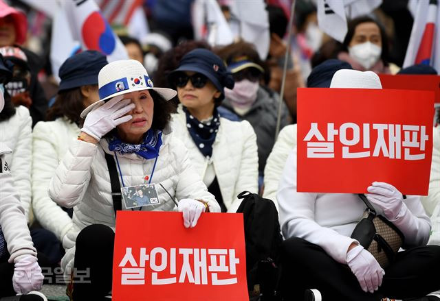 박근혜 전 대통령에 대한 1심 선고가 내려진 6일 서울 서초동 서울중앙지법 앞에 모인 박 전 대통령 지지자들이 선고 결과에 눈물을 흘리고 있다.  2018.04.06 김주성 기자 /2018-04-06(한국일보)