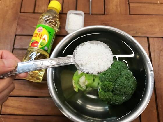 마무리는 농약 없애기 과정이다. 식초 또는 소금 한 스푼을 넣은 물에 브로콜리를 5분간 담갔다가 깨끗한 물에 헹군다.