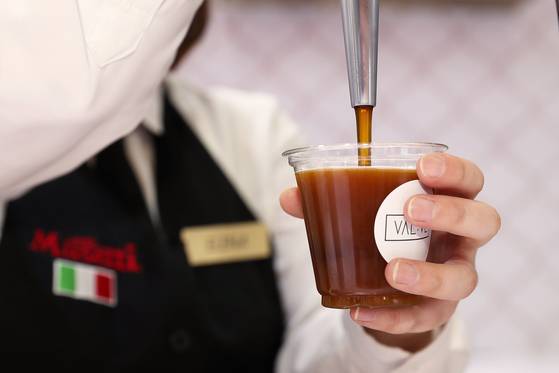 콜드브루 커피에 질소를 넣은 니트로 커피. 장진영 기자