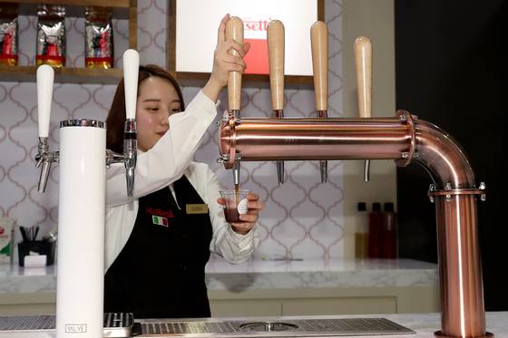엘레나 바리스타가 니트로 커피를 뽑고 있다. 장진영 기자