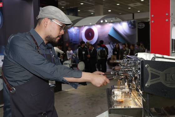 문두환 바리스타가 에스프레소 커피 머신을 이용해 커피를 내리고 있다. 장진영 기자