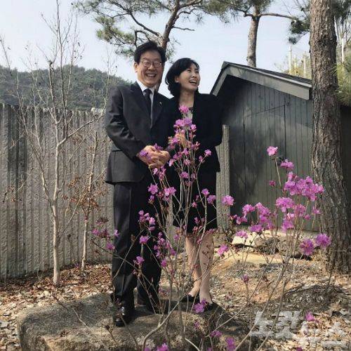 봉하마을을 방문한 더불어민주당 이재명 경기도지사 예비후보와 부인 김혜경씨.(사진=이 후보 인스타그램 캡처)