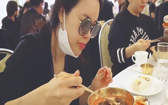 냉면마니아 백지영 - 가수 백지영이 지난 2일 평양 옥류관에서 냉면을 맛보고 있다. 최동열 뮤직웍스 이사 유튜브 영상 캡처