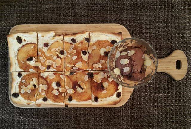 서울 서초구 예술의전당 근처에 문을 연 플람스 비스트로에서 선보이는 사과 플람스. 플람스는 밀가루 반죽으로 얇게 도우를 만들고 그 위에 다양한 토핑을 얹어내는 프랑스 음식이다. 잇쎈틱 제공