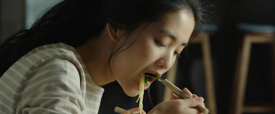 상큼한 봄나물과 꽃잎에 어우러진 오일 파스타는 눈 뿐만 아니라 입도 즐겁다. [사진 영화 리틀 포레스트 캡처]