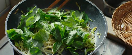 영화에서는 달래 대신 참나물을 사용했다. [사진 영화 리틀 포레스트 캡처]