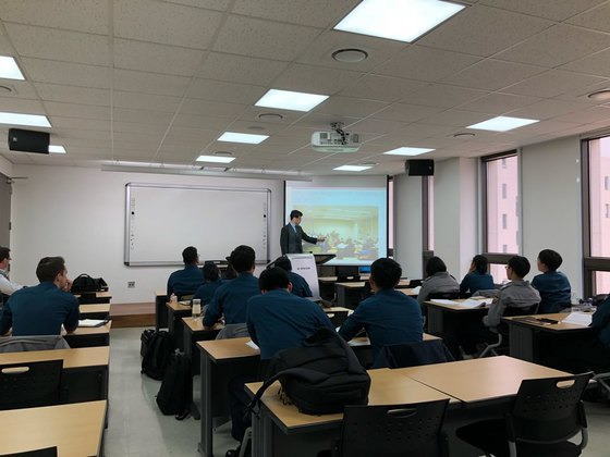 지난 4일 오후 충남 아산에 위치한 경찰대학에서 이종화 전 교수가 경찰대학 학생들을 대상으로 위기협상과정을 교육하고 있다. 최규진 기자