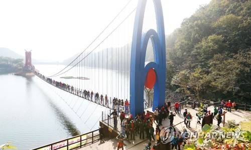 '국내 최장' 청양 천장호 출렁다리 [청양군 제공=연합뉴스 자료사진]