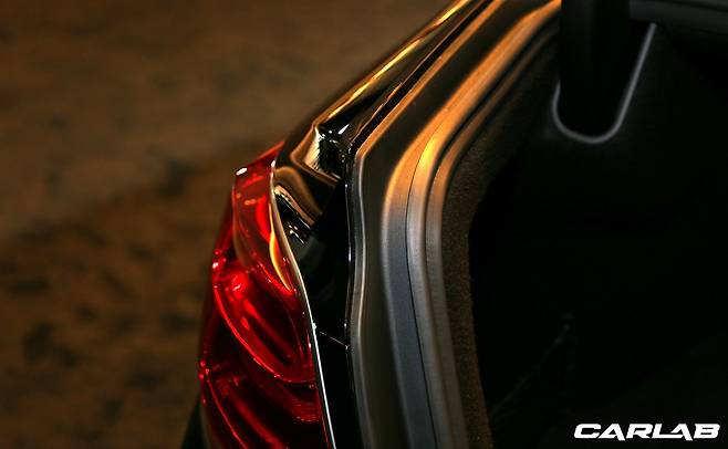 더 K9의 트렁크 안쪽 모서리는 고무로 말끔하게 덮었다.