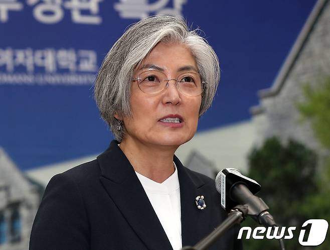 강경화 외교부 장관이 9일 오후 서울 서대문구 이화여자대학교에서 
