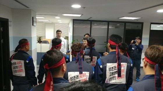 한국GM이 성과급 지급 연기 방침을 발히자 사장실을 점거한 한국GM 노조원. [중앙포토]