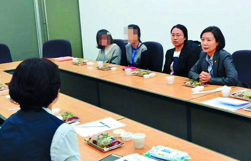 지난 2일 서울 중구 서소문로 한국여성인권진흥원 성희롱·성폭력 특별신고센터를 방문한 이 차관이 센터 직원들과 회의를 하는 모습.