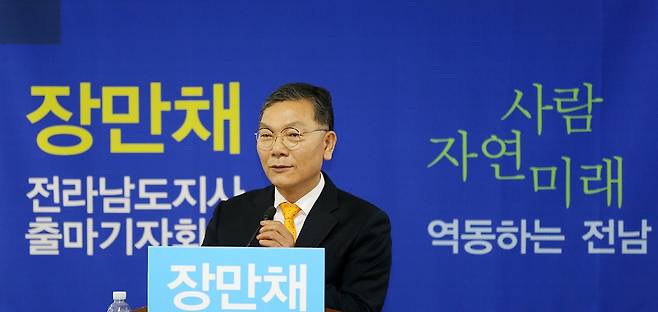더불어민주당 전남지사 경선이 방향을 잃었다. 전남도의 비전과 정책을 제시하고, 유권자의 평가를 받는 선거가 실종되었다. 취임 후 높은 지지도를 유지하고 있는 문재인 대통령과 더불어민주당 유력 정치인들의 이름만 고장 난 녹음기처럼 연일 흘러나오고 있다. 문재인 대통령의 국정철학을 지역에서 어떻게 구체화할 것인지는 없고 오로지 ‘이름 팔이’만 하며, 전남도민들을 ‘혹세무민’하고 있다는 비판이 나오는 이유다. ⓒ이영주