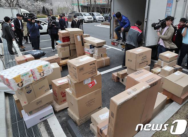 10일 오후 경기도 남양주 다산신도시의 한 아파트단지에 택배기사들이 배달물품을 내려 놓고 있다. 이 아파트는 입주민들이 택배차량의 지상주차장 출입을 통제해 논란이 되고 있다. 아파트 입주민들이 모인 인터넷 커뮤니티에서는 택배 논란을 언급하지 못하게 통제해 또 다른 논란을 야기하고 있다. 2018.4.10 © News1 이재명 기자
