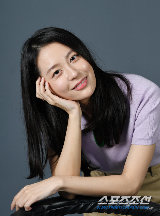 공포영화 '곤지암'에 출연해 인상적인 연기를 펼친 배우 오아연이 카메라 앞에서 포즈를 취하고 있다. 오아연은 곤지암 정신병원을 함께 체험할 멤버로 뽑힌 간호사 아연 역을 맡았다. 정재근 기자 cjg@sportschosun.com/2018.04.09/