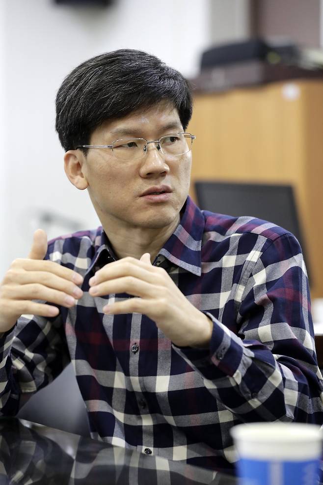 20년 넘도록 학술 출판 분야에 매진해왔던 도서출판 길의 이승우 기획실장은 기획 역량을 지닌 ‘컨트롤 타워’를 국가 차원에서 마련하는 것이 ‘번역청 설립’ 논의의 고갱이라고 주장했다. 특히 기획 단계에서부터 출판이 참여해야 한다고 짚었다. 김명진 기자 littleprince@hani.co.kr