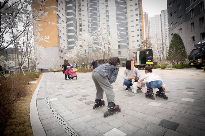 다산신도시 ㅈ아파트단지에 사는 어린이들이 10일 오후 인라인 스케이트를 타며 놀고 있다. 이재호 기자