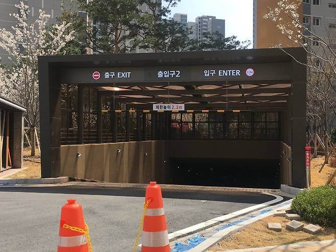 다산신도시 ㅈ아파트의 지하주차장 입구. 이재호 기자