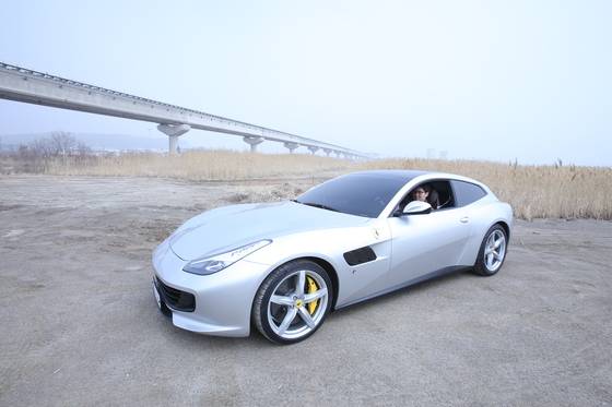 페라리가 가족 운전자를 위한 ‘페라리 GTC4 루쏘T’를 선보였다. 중앙일보가 성능 테스트를 했다. [문희철 기자]