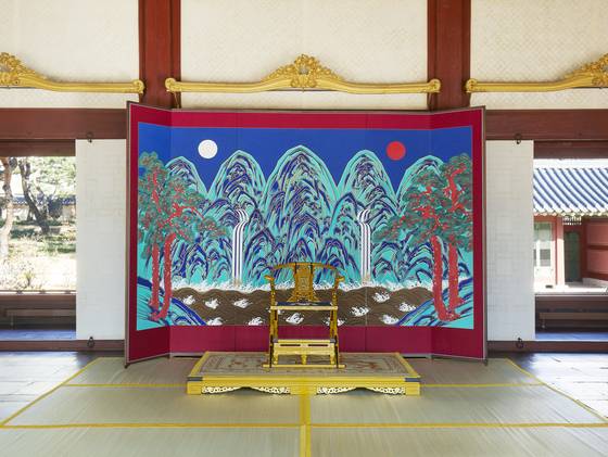 고종황제의 침전이자 대신들과 집무를 보던 장소였던 덕수궁 함녕전 대청마루에 일월오봉도가 그려진 병풍 '오봉병'과 접이식 이동의자 '용교의' 등이 재현되었다. [사진 아름지기]