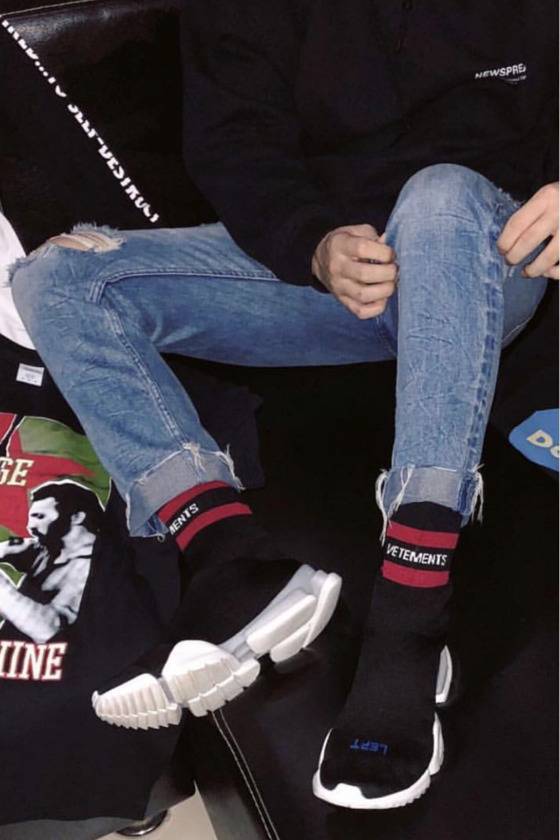 베트멍의 삭스 스니커즈. 마치 스포츠용 양말을 그대로 신은 것 같은 디자인이다. [베트멍 인스타그램]