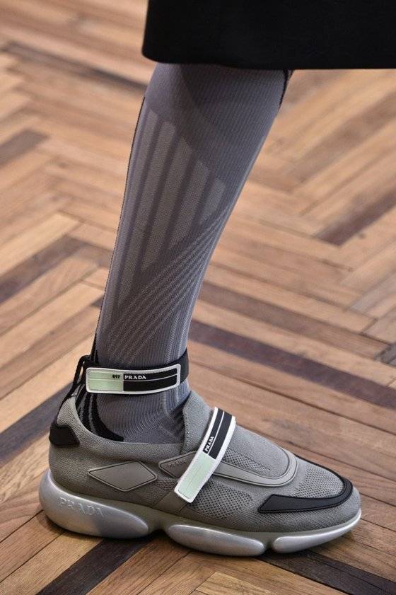 양말을 세트로 신어 마치 삭스 스니커즈처럼 연출한 프라다의 모델. [프라다 인스타그램]