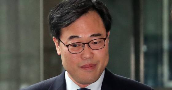김기식 금융감독원장이 9일 서울 영등포구 여의도 금융감독원으로 출근하다 취재진의 질문을 받고 있다. [뉴스1]