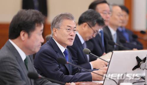 【서울=뉴시스】전진환 기자 = 문재인 대통령이 10일 오전 청와대 세종실에서 국무회의를 주재하고 있다. 2018.04.10.  amin2@newsis.com