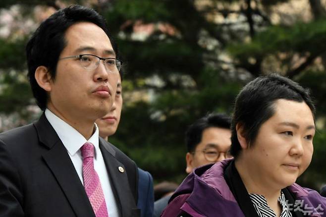 최대집 대한의사협회 회장 당선인(왼쪽)이 지난 3일 오전 서울 양천구 남부지법에서 열릴 이대목동병원 신생아 중환자실 주치의 조수진 교수의 영장실질심사에 동행하고 있다. (사진=황진환 기자)