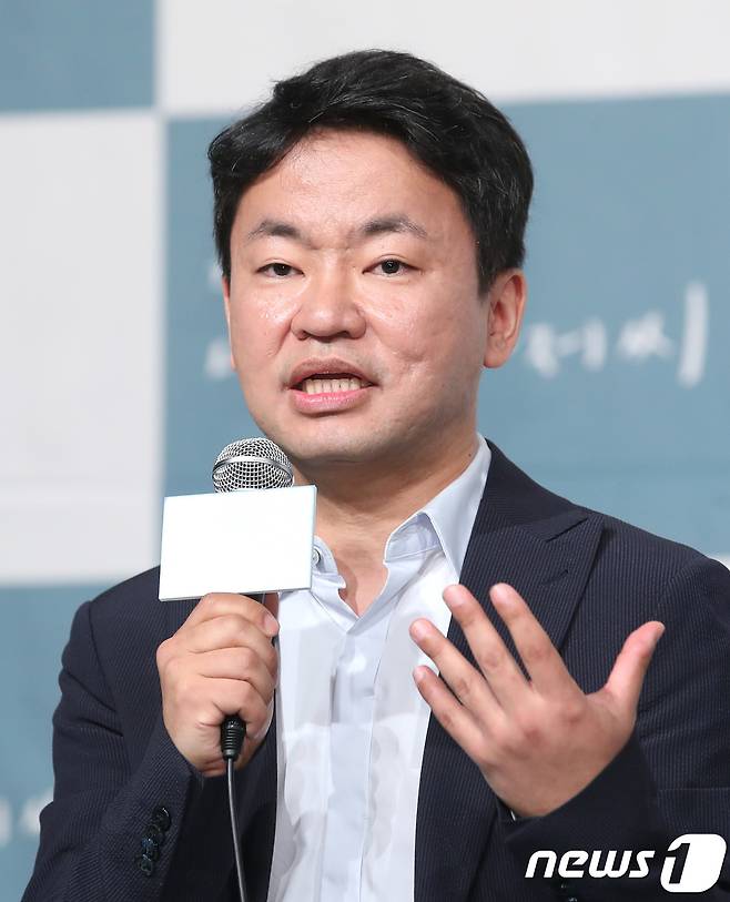 김원석 PD가 11일 오후 서울 영등포 타임스퀘어에서 열린 tvN 드라마 ‘나의 아저씨’(나저씨) 기자간담회에 참석해 인사말을 하고 있다. ‘나의 아저씨’는 삶의 무게를 버티며 살아가는 사람들이 서로를 통해 삶의 의미를 찾고 치유해가는 이야기를 그린 작품이다. 2018.4.11./뉴스1 © News1 권현진 기자