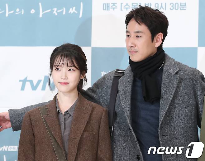 가수 겸 배우 아이유(본명 이지은)와 이선균이 11일 오후 서울 영등포 타임스퀘어에서 열린 tvN 드라마 ‘나의 아저씨’(나저씨) 기자간담회에 참석해 포즈를 취하고 있다. ‘나의 아저씨’는 삶의 무게를 버티며 살아가는 사람들이 서로를 통해 삶의 의미를 찾고 치유해가는 이야기를 그린 작품이다. 2018.4.11./뉴스1 © News1 권현진 기자