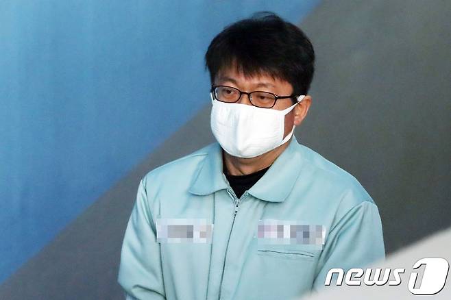이명박정부 시절 국정원 특수활동비를 받은 혐의를 받고 있는 김진모 전 청와대 민정2비서관이 11일 오전 서울중앙지방법원에서 열린 특정범죄가중처벌법상 뇌물방조 등 2회 공판에 출석하고 있다. 2018.4.11/뉴스1 © News1 황기선 기자