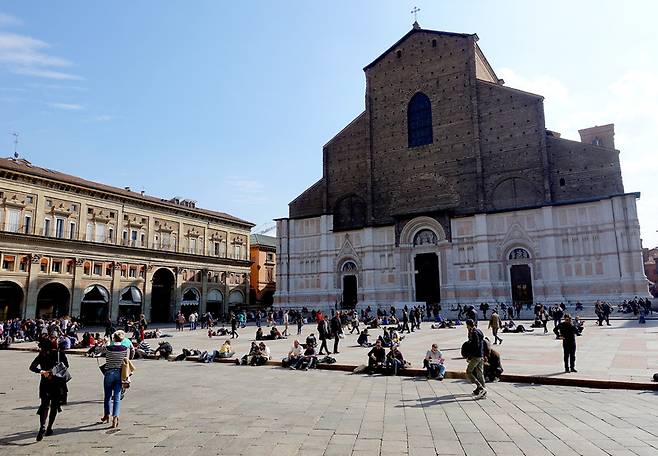 볼로냐 ‘마조레 광장’. 이정국 기자