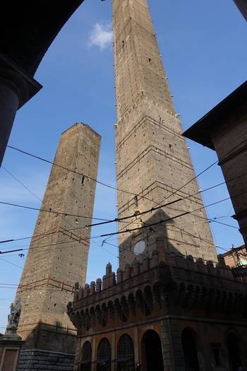 가리센다답(사진 왼쪽)과 아시넬탑. 이정국 기자