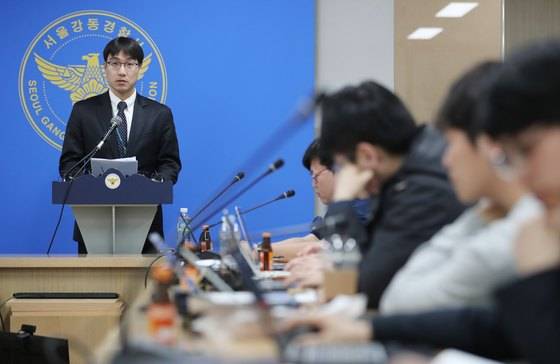 성현상 강동경찰서 수사과장이 10일 오전 서울 강동경찰서에서 전국 규모의 대부업 범죄단체조직 총책 검거와 관련한 브리핑을 하고 있다. [뉴스1]