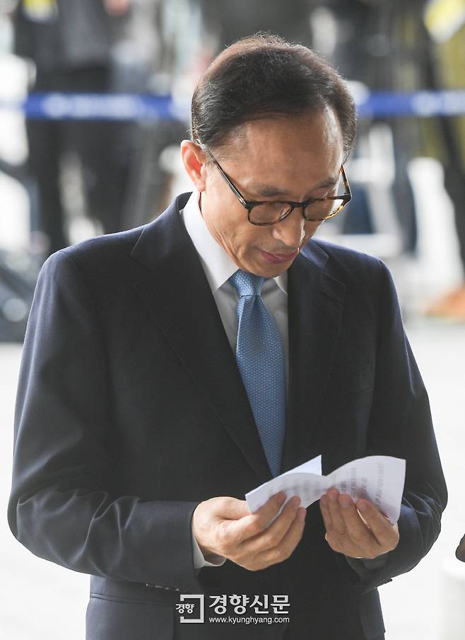 이명박 전 대통령이 지난 3월14일 서울 서초구 서울중앙지검에 마련된 포토라인에서 대국민 메시지를 발표하고 있다. 사진공동취재단