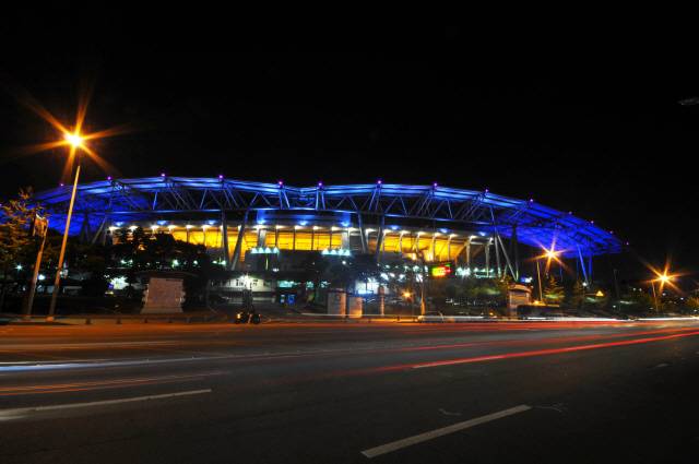 수원 월드컵경기장 외부 모습. 비상의 이미지를 녹이기 위해 만든 날개 모양의 지붕이 돋보인다. / 사진제공=경기도수원월드컵경기장관리재단
