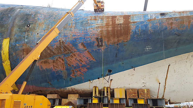 세월호 선체 모습 선수 좌현 쪽에 미상의 물체와 부딪혀 생긴 것으로 보이는 스크래치와 페인트가 벗겨진 흔적이 발견됐다. © 시사저널e. 이용우