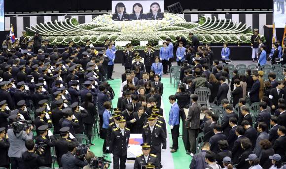 43번 국도변에서 구조활동을 벌이다 숨진 소방관과 소방관 임용예정 교육생 등 3명에 대한 합동영결식이 지난 2일 아산 이순신체육관에서 열렸다. (사진=연합뉴스)