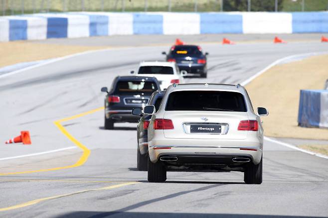 벤틀리 벤테이가가 서킷을 질주하고 있다.