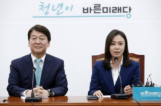 최단비 변호사가 11일 서울 여의도 국회에서 열린 바른미래당 인재영입 발표식에서 입당 소감을 밝히고 있다. [뉴스1]