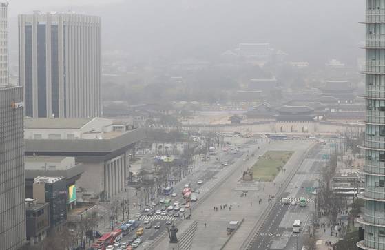 미세먼지가 기승을 부린 지난달 29일 서울 광화문광장 일대가 뿌옇다. [뉴스1]