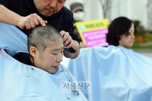“더이상 참지 않겠다” 삭발식 - 박지주 장애여성권리쟁취연대 대표가 12일 정부서울청사 앞에서 열린 장애여성 권리 쟁취를 위한 기자회견에서 삭발을 하고 있다. 정연호 기자 tpgod@seoul.co.kr “더이상 참지 않겠다” 삭발식 - 박지주 장애여성권리쟁취연대 대표가 12일 정부서울청사 앞에서 열린 장애여성 권리 쟁취를 위한 기자회견에서 삭발을 하고 있다. 정연호 기자 tpgod@seoul.co.kr
